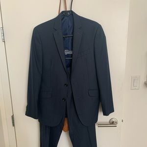 Kenneth Cole Reaction Navy 2Pc suit 36s jacket 30x30 Slacks. Great condition!
